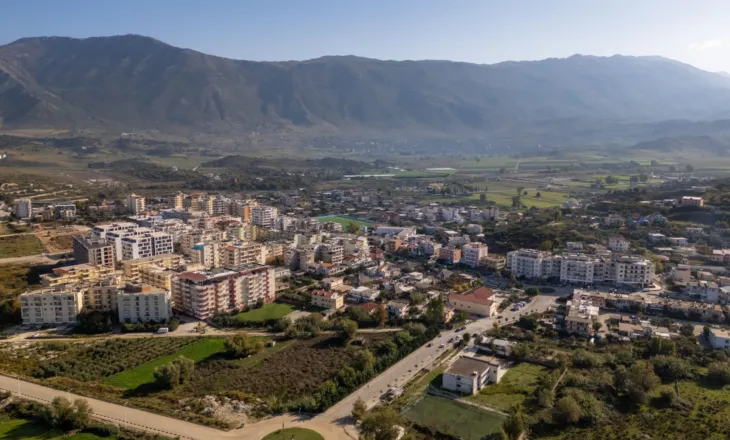 Po bënte rregullime, 67-vjeçari bie nga lartësia