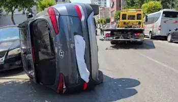 Po dërgonte vajzën në spital, shoferi humb kontrollin dhe makina përmbyset