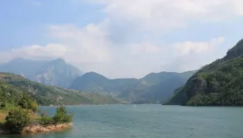 Po lahej me shokët në liqenin e Komanit, humb jetën 20-vjeçari