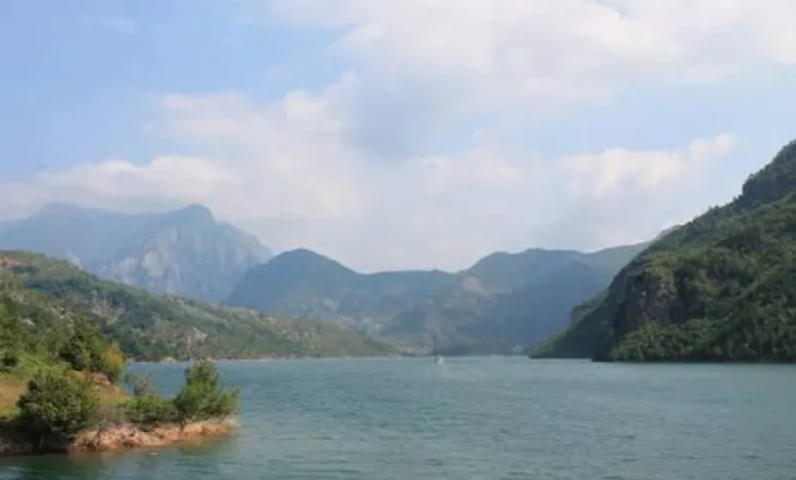 Po lahej me shokët në liqenin e Komanit, humb jetën 20-vjeçari