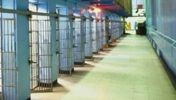 “Po më prish gjumin…”/ Përplasje në burgun 302, Viktor Ymeri qëllon me pëllëmbë një të burgosur nga Kosova