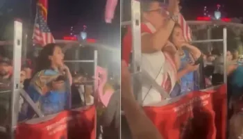 ‘Po më vret, po më vret…’/ Sherr në protestë, “lufta” për mikrofonin rrëzon podiumin