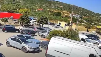 Po merrte pjesë në ceremoninë mortore të kushëririt, hajduti i futet në makinë këngëtarit dhe i merr paratë