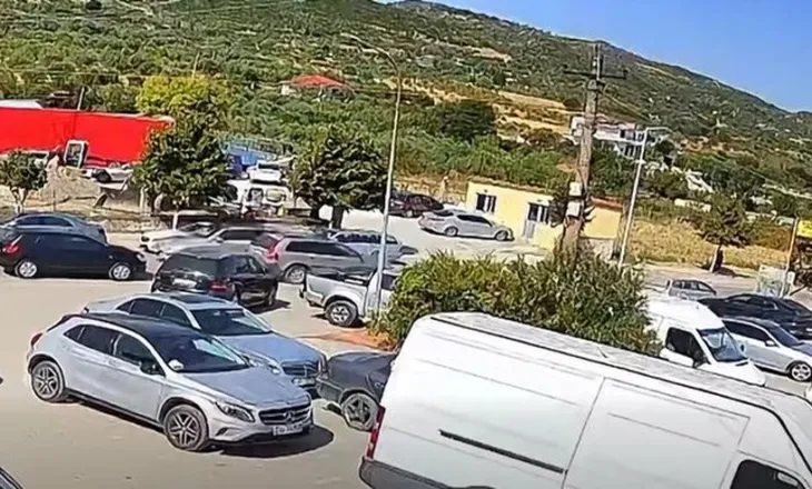 Po merrte pjesë në ceremoninë mortore të kushëririt, hajduti i futet në makinë këngëtarit dhe i merr paratë