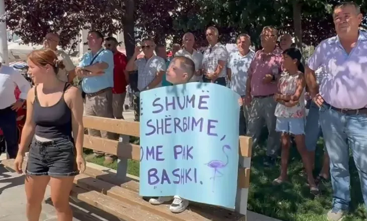 “Po na asimiloni”/ Belshi në protestë kundër hartës së re territoriale