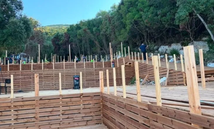 Po ndërtohej lokal pa leje në gjirin e Karaburunit, IKMT e Vlorës dhe Policia shembin objektin, ndalohet autori i dyshuar