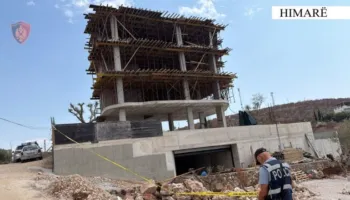 Po ndërtonte pa leje hotelin 5-katësh, pranga pronarit në Himarë, në kërkim shefi i IMT-së dhe 2 inspektorë