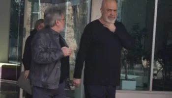 “Po nxisni protestat”/ Rama përplaset me kryebashkiakët e Divjakës dhe Selenicës, çfarë ndodhi në mbledhjen me dyer…