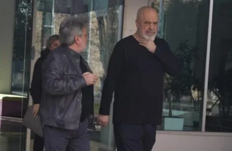 “Po nxisni protestat”/ Rama përplaset me kryebashkiakët e Divjakës dhe Selenicës, çfarë ndodhi në mbledhjen me dyer…