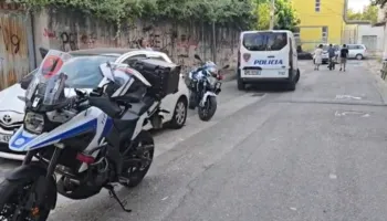 Po transportonin 11 emigrantë nga Korça drejt Tiranës kundrejt pagesës, arrestohen dy 21-vjeçarë