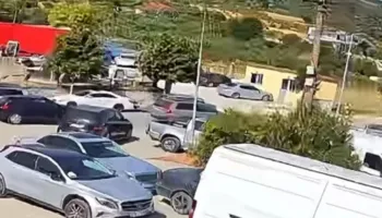 Po varroste kushëririn, hajduti i futet në makinë këngëtarit dhe i vjedh paratë