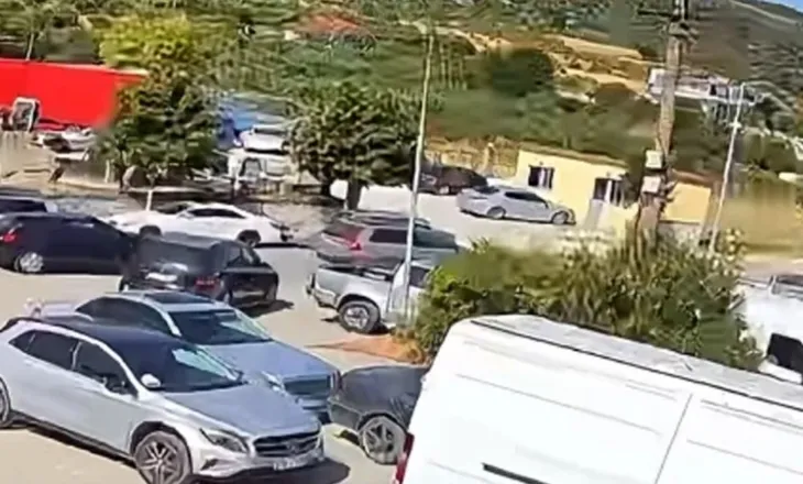 Po varroste kushëririn, hajduti i futet në makinë këngëtarit dhe i vjedh paratë