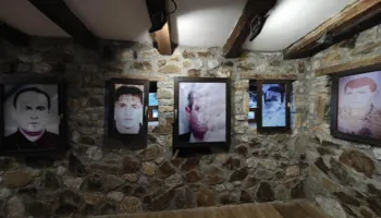 “Poemë vizuale për të pagjeturit e Kosovës dhe një klithmë zie”, Burim Myftiu ekspozon kujtesën e zbehur në Etno Fest