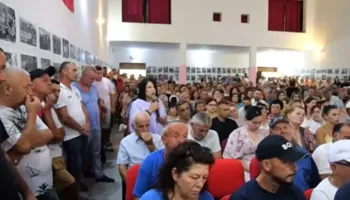 Poliçani kundër shkrirjes së bashkisë, thirrje- Ramës: Vëri gishtin kokës! S’kemi bërë turp me djegien e teserave!
