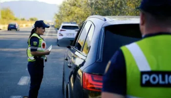 Policia “zbarkon” në rrugët e Tiranës, bllokohen 34 automjete dhe hiqen disa leje qarkullimi