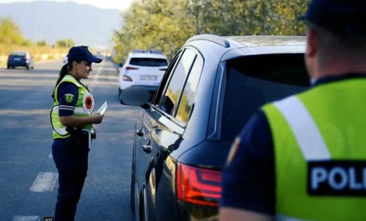 Policia “zbarkon” në rrugët e Tiranës, bllokohen 34 automjete dhe hiqen disa leje qarkullimi