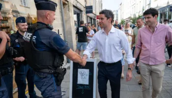 Politikani francez që nuk është me pushime këtë verë