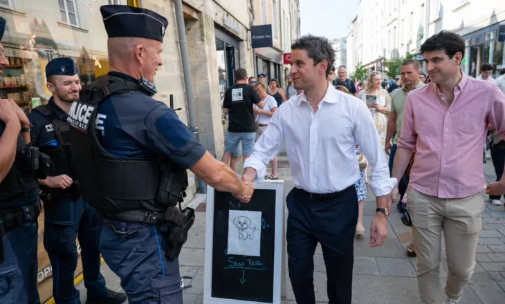Politikani francez që nuk është me pushime këtë verë