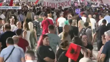 “Poshtë diktatura, Rama jep dorëheqjen”/ Qytetarët marshojnë pa ndalur në rrugët e Tiranë
