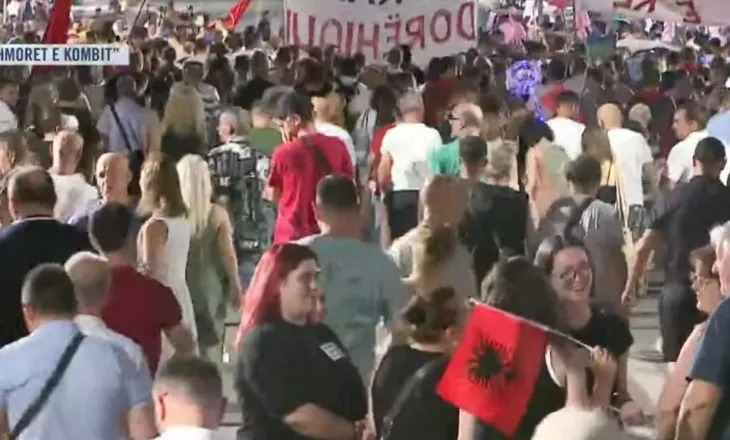“Poshtë diktatura, Rama jep dorëheqjen”/ Qytetarët marshojnë pa ndalur në rrugët e Tiranë