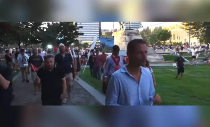 ‘Poshtë narkoshteti’/ Nis marshimi drejt Kryeministrisë, qytetarët : Rama, jepe dorëheqjen!