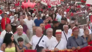 “Poshtë qeveria”/ Lumi i protestuesve vijon marshimin drejt Kryeministrisë me pankarta dhe flamuj kombëtarë