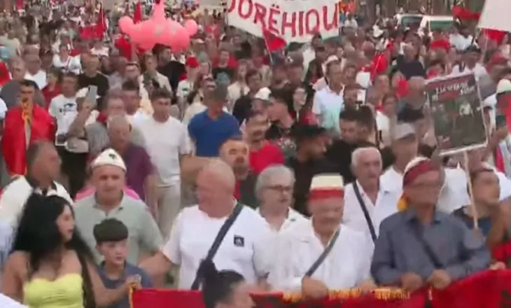 “Poshtë qeveria”/ Lumi i protestuesve vijon marshimin drejt Kryeministrisë me pankarta dhe flamuj kombëtarë