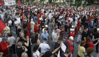 “Poshtë qeveria”/ Protestuesit i shkojnë Ramës te Kryeministria