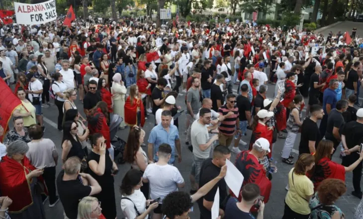 “Poshtë qeveria”/ Protestuesit i shkojnë Ramës te Kryeministria