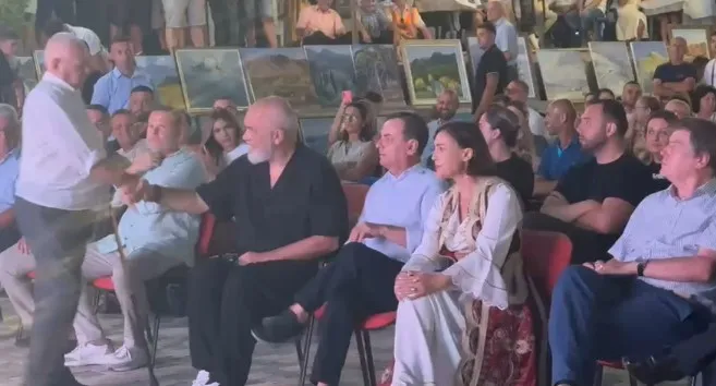 “Prefektin e Tiranës s’e kuptova pse është këtu”- Kryeministri Rama në “Vajza Fest”, batuta me Sokol Sadushin, ish-presidentin Topi, Fidel Yllin dhe… (VIDEO)