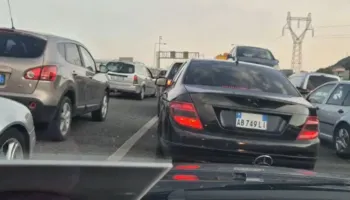 Prej 7 orësh/ Vijon trafiku i rënduar dhe radha kilometrike e automjeteve në aksin Tiranë-Elbasan