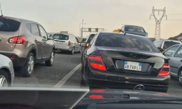 Prej 7 orësh/ Vijon trafiku i rënduar dhe radha kilometrike e automjeteve në aksin Tiranë-Elbasan
