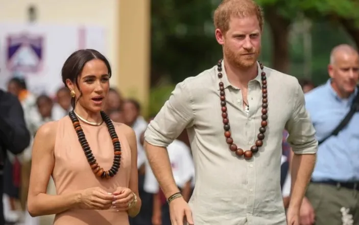 Princi Harry dhe Meghan Markle zbarkojnë sot në Britani bashkë me fëmijët, do nisin një jetë të re!