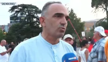 Profesori në protestë: Artistët dhe kolegët e mi duhet të jenë në shesh! Të reagojmë kundër së keqes