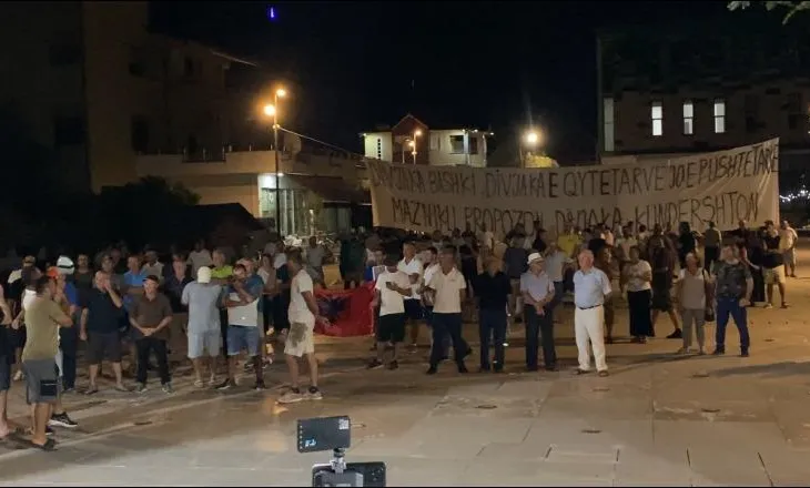 Protesta e 27-të në Divjakë/ Qytetari: Mazniku dhe Balluku të japin llogari për shkrirjen e bashkisë