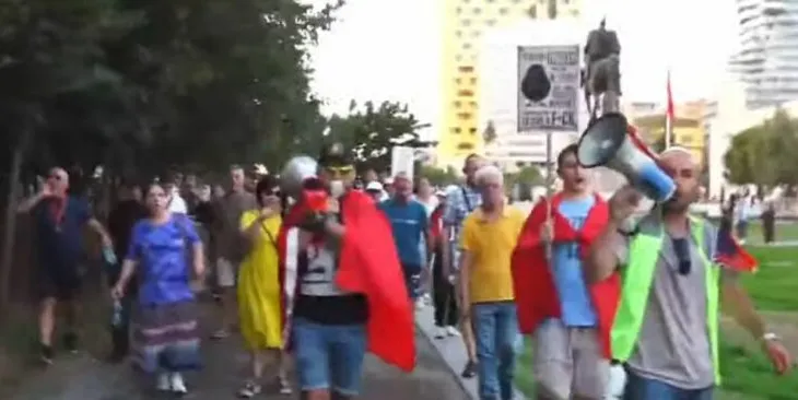 Protesta e 65 kundër qeverisë! Nis marshimi i qytetarëve nga sheshi “Skënderbej” drejt Kryeministrisë