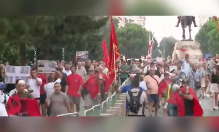 Protesta e 67-të/ Qytetarët nisin marshimin drejt Kryeministrisë: ‘Rama jep dorëheqjen’