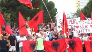 Protesta e 69-të/ Nis marshimi i protestuesve nga sheshi Skënderbej drejt Kryeministrisë: Rama, jepe dorëheqjen