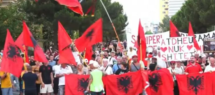 Protesta e 69-të/ Nis marshimi i protestuesve nga sheshi Skënderbej drejt Kryeministrisë: Rama, jepe dorëheqjen