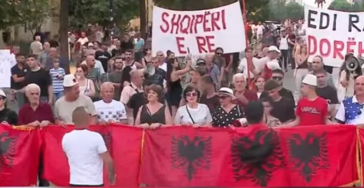 Protesta e 71-të/ Nis marshimi drejt Kryeministrisë: Rama, jepe dorëheqjen!