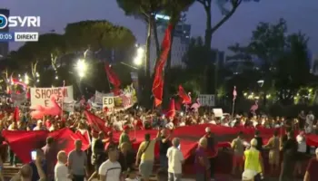 Protesta e 77-të/ Marshohet drejt Kryeministrisë, shqiptarët kërkojnë dorëheqjen e Ramës