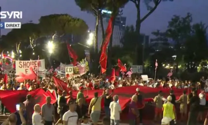 Protesta e 77-të/ Marshohet drejt Kryeministrisë, shqiptarët kërkojnë dorëheqjen e Ramës