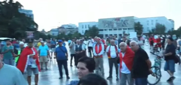 Protesta e 79 kundër qeverisë, qytetarët organizohen në sheshin “Skënderbej”, kërkojnë dorëheqjen e Ramës