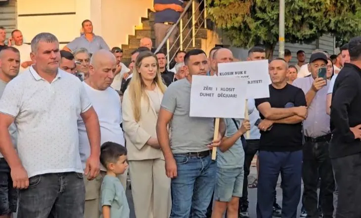 Protesta e dytë në Klos kundër shkrirjes së bashkisë, qytetarët kritikojnë deputetin Agron Malaj që s’i mbështet