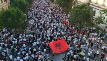 Protesta hyn në ditën e 76-të, në shesh sot zbret edhe diaspora! Pritet një pjesëmarrje e shtuar