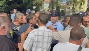 Protesta në Maliq, njerëzit e Adriatik Lapajt sulmojnë dhe fyejnë gazetarët
