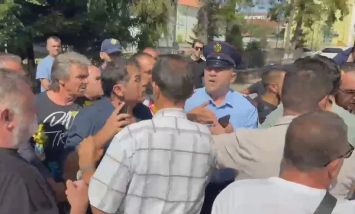 Protesta në Maliq, njerëzit e Adriatik Lapajt sulmojnë dhe fyejnë gazetarët