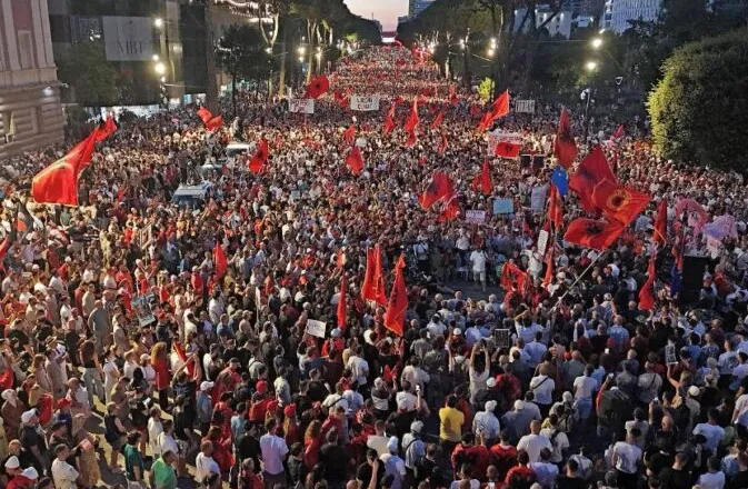 Protesta nuk ndalet/ Sot dita e 83-të, qytetarët sërish në shesh kundër qeverisë: Rama, jepe dorëheqjen!