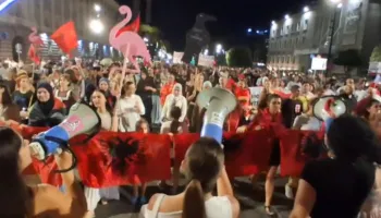 Protesta nuk ndalet/ Sot dita e 83-të, qytetarët sërish në shesh kundër qeverisë: Vetëm të bashkuar mund t’ia dalim!