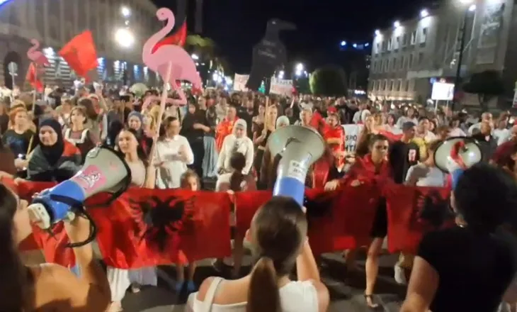 Protesta nuk ndalet/ Sot dita e 83-të, qytetarët sërish në shesh kundër qeverisë: Vetëm të bashkuar mund t’ia dalim!